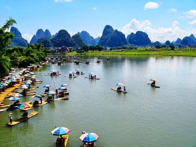 桂林：热闹非凡的遇龙河！
