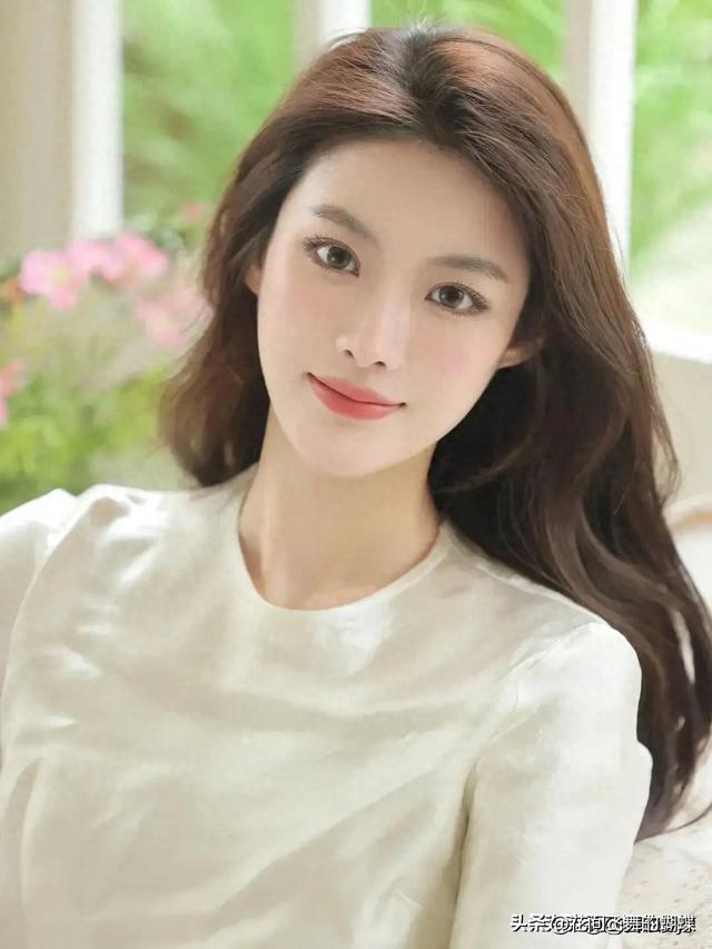 江苏徐州一校花,身高 173cm身材拥有黄金比例,散发迷人魅力