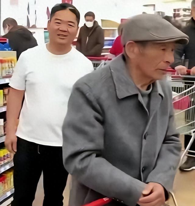 担心的事还是发生！刘强东发年货刚开始，老父亲就走上大衣哥老路