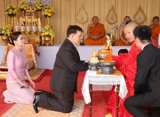 真不可思议！泰国国王在灵光寺拜佛，面对高僧，是真跪啊！
