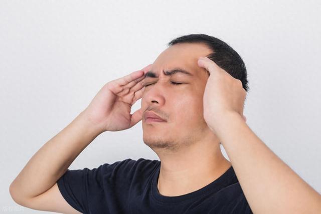 头晕呕吐是咋回事（突然头晕目眩恶心想吐别硬扛可能是气血乱了）