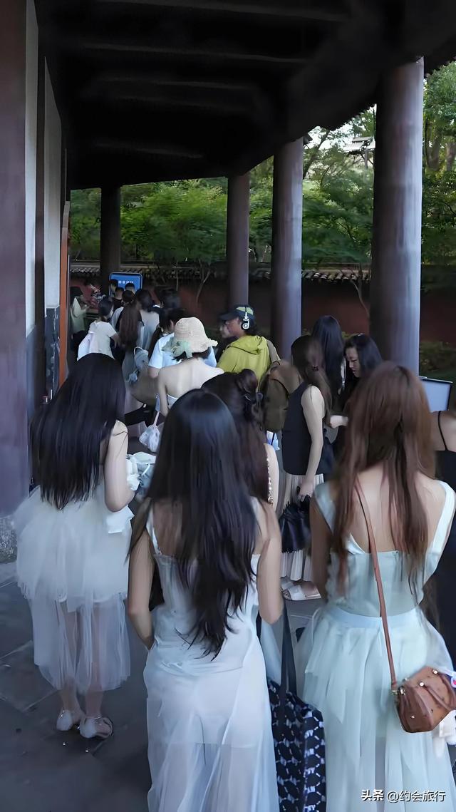 以前没人理，现在要限流排队！杭州六和塔爆火的原因竟是木窗？