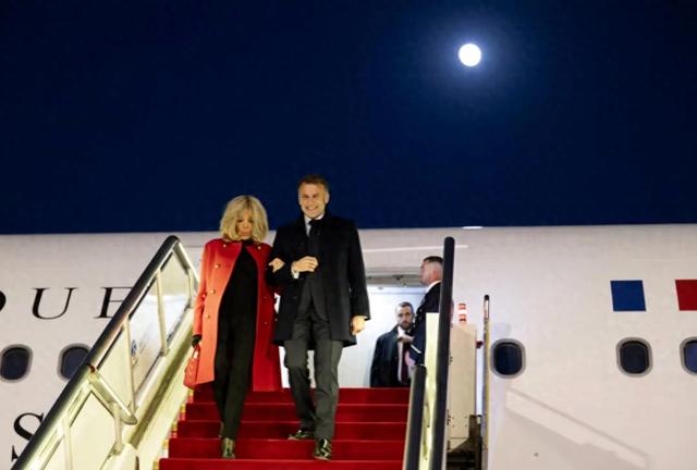 难怪马克龙笑得合不拢嘴	，刚一落地北京，中方就给足他排面