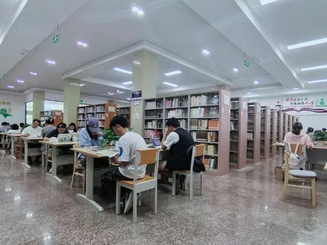 避暑季里的书香韵：外来游客打卡水城图书馆