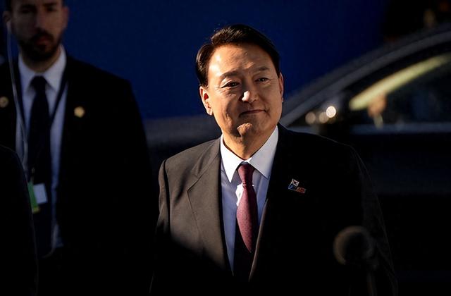 尹锡悦“垂死挣扎”？再度以病重为由，拒绝出庭，但李在明不会放过他，准备下狠手，最后关头绝对不容有失