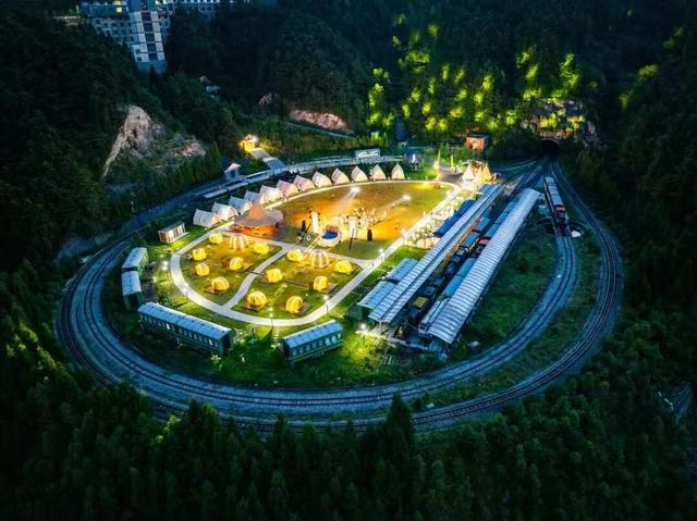 暑期文旅“冰火两重天”，明月山凭啥逆势爆火？