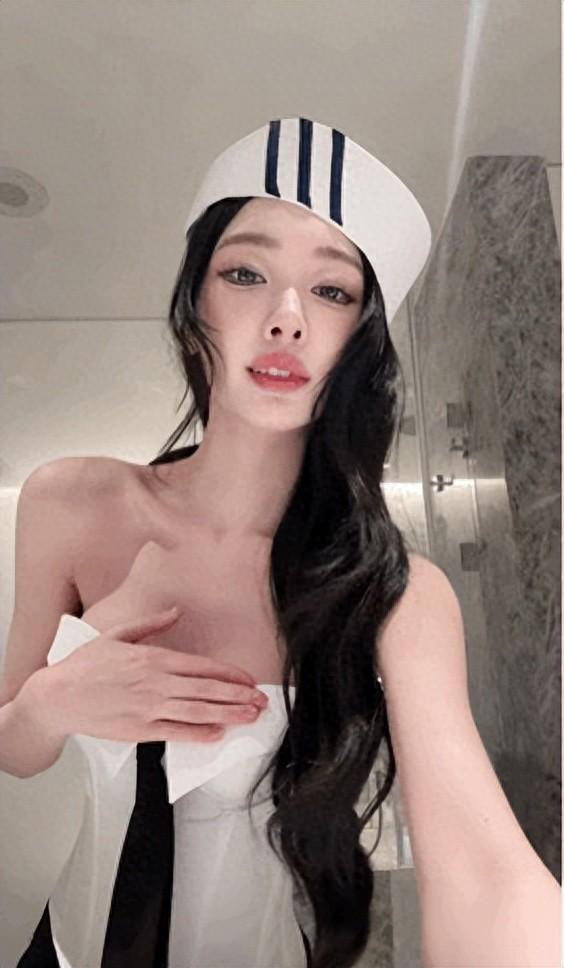 易梦玲医护装惊艳全网，胡彦斌一句歌词被具象化，网友直呼受不了