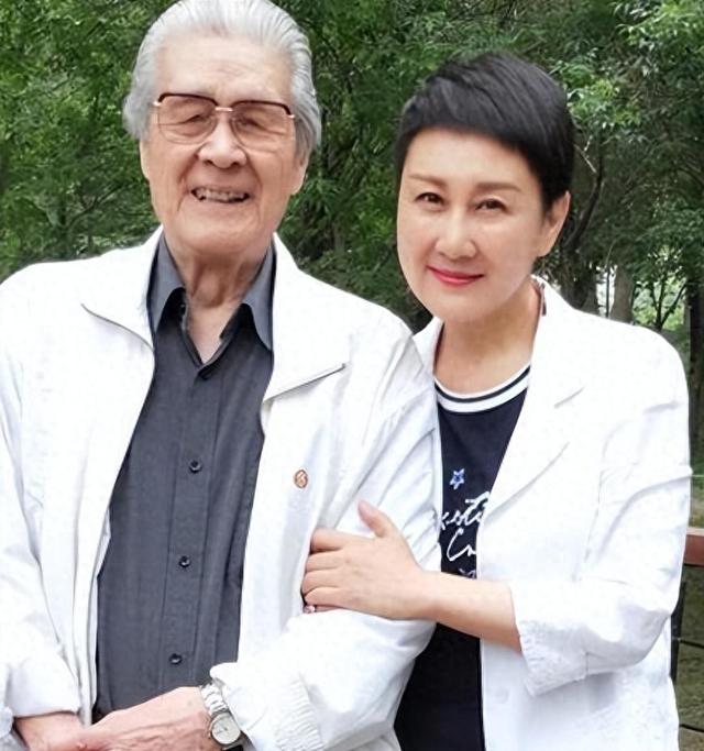 白天演员、晚上间谍，隐姓埋名75年，95岁“姜子牙”的传奇一生