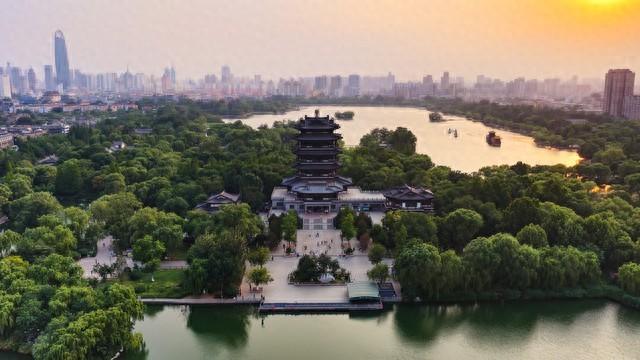 上个月去了趟济南，我实话实说：当地人的素质让我大开眼界