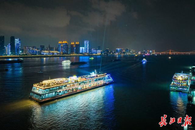 白天玩桨板，晚上看灯光秀——这样的周末，独一份