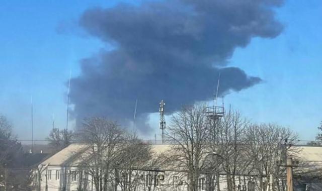 乌克兰发射“风暴之影”导弹在圣诞节袭击俄大型炼油厂，浓烟滚滚