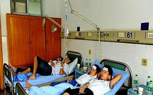 儿子33岁没对象！母亲晚上偷偷溜进他房间 掀开被子当场愣住