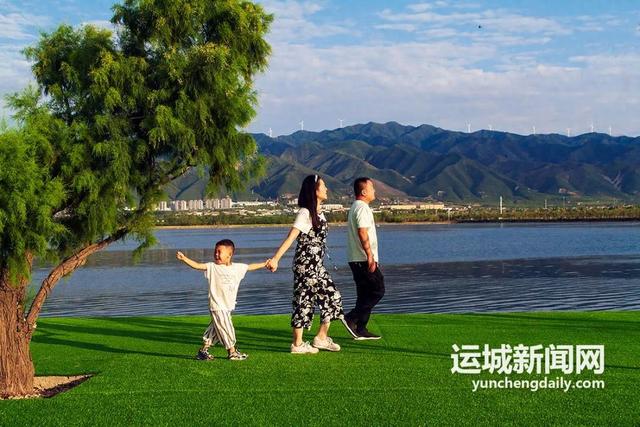 盐湖“独特气味” 大自然的“生态狂欢”