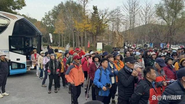 韩国游客组团打卡云门山 感受青州独特魅力