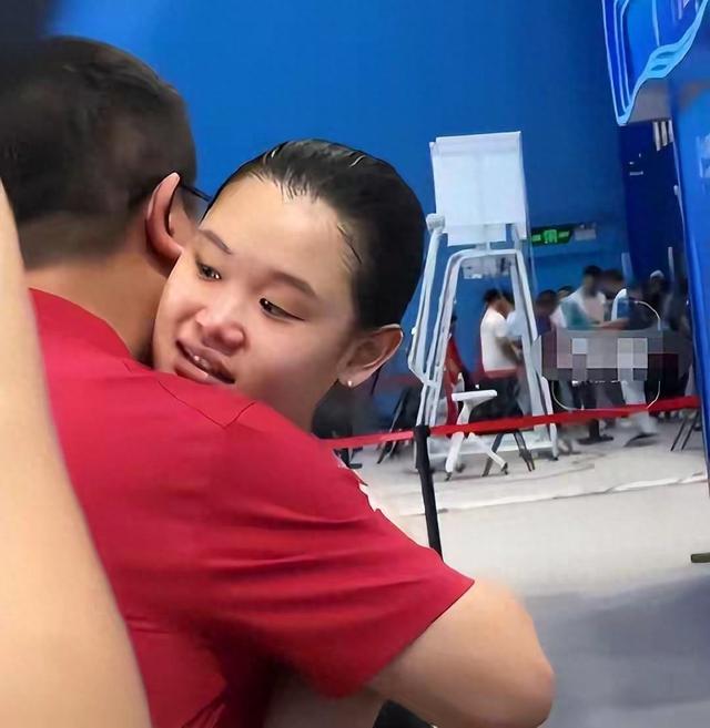 张家齐退役后直播带货，被嘲忘本又掉价，全红婵暖心举动让人泪目