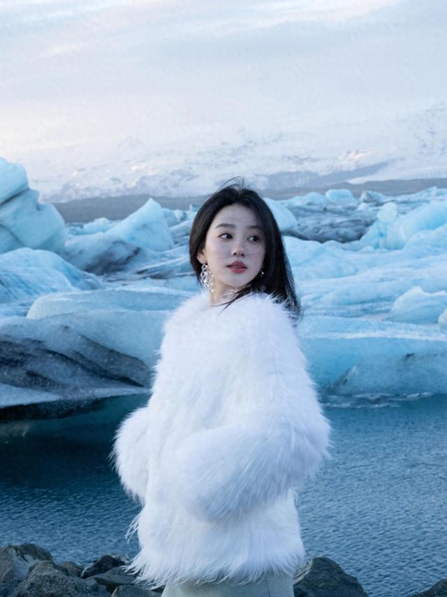 山东潍坊一校花美出圈了	，五官精致，倾国倾城，美得让人移不开眼