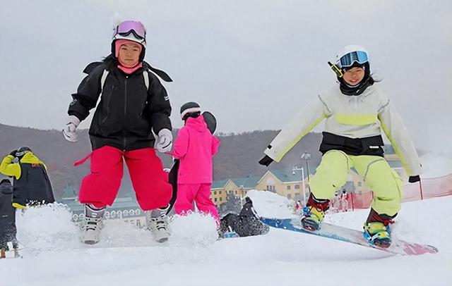 内蒙古扎兰屯：冰雪嘉年华冬季旅游热