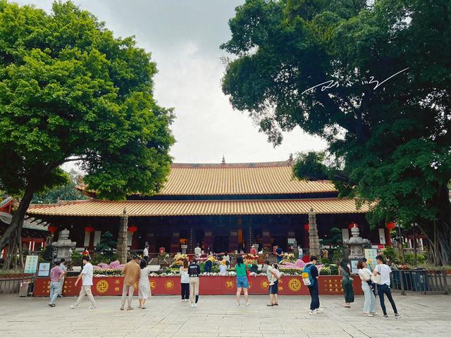 广州这座著名寺庙“好特别”：访客不能烧香，都用鲜花来献佛？