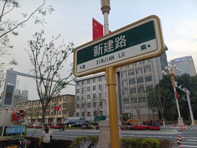 太原新建路改造拆撤围挡，挂城楼路标镶凹槽侧石，金箍棒华灯亮相