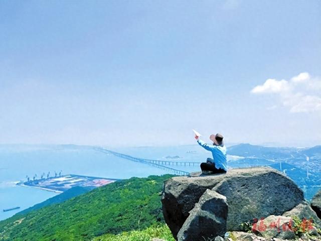 归帆连沧海 云霞映屏峰