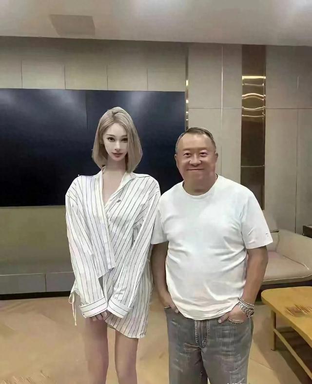 曾志伟估计头都大了，这合影还是拒绝好