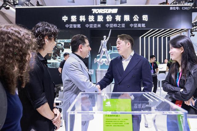 中坚科技鲍嘉龙：人形机器人的康养功能三年后实现 具身机器人未来落地大概率是家用To C场景｜ 2025世界机器人大会