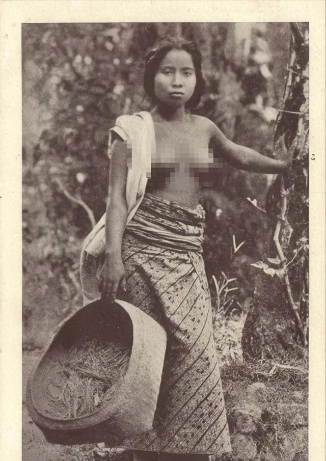 80年前印尼巴厘岛女性照片：上身不穿衣服，自然大方盯着摄影师看
