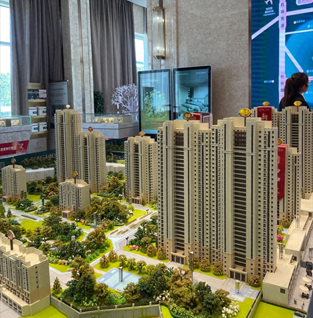 2025年，“咬牙买房”还是“趁早卖房”？内行人给出了4大建议