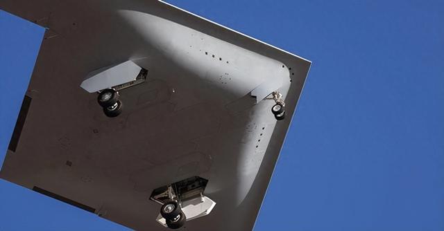 B-21再度试飞后，外媒推演解放军应对手段：结果令西方绝望