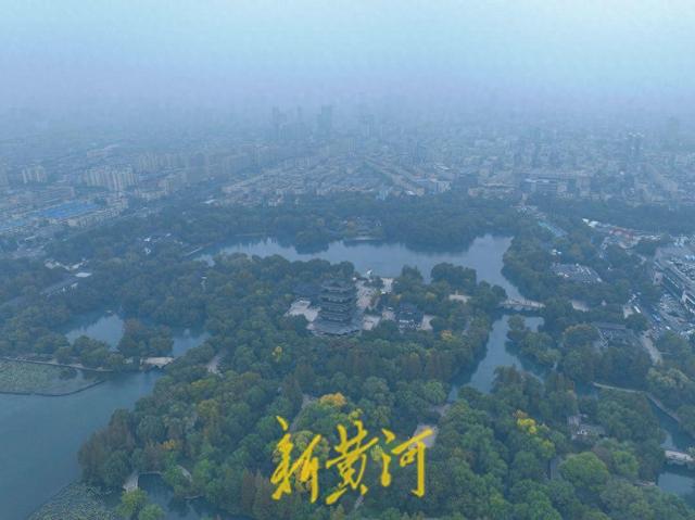 秋雾罩明湖 水雾氤氲美景如画