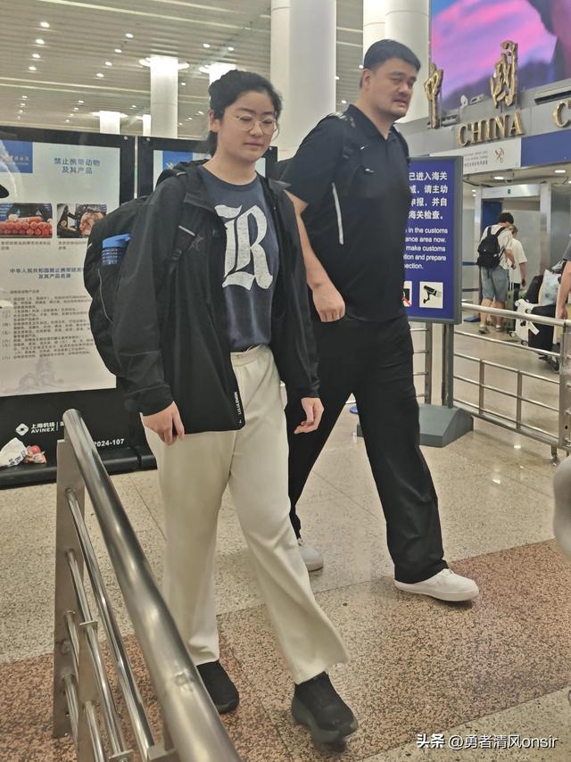 姚明和女儿机场被偶遇, 15岁姚沁蕾身高达1米9, 父女俩人群中像巨人