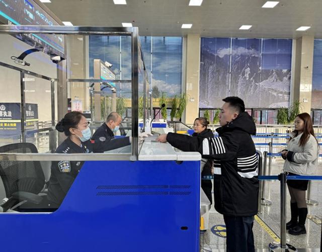 跨境旅游热度高 新疆巴克图口岸出入境人数刷新历史纪录！