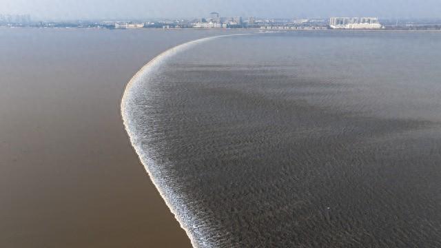 钱塘江大潮保姆级攻略，潮汛时间+地点一网打尽，人少又震撼！