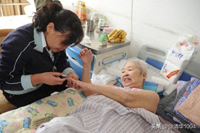 母亲住院大嫂伺候20天，等我回家，大嫂悄悄往我包里放10000元钱