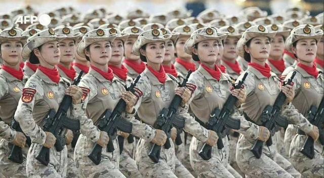 车站遇见参加完九三阅兵的女民兵，脱下迷彩服换上便装，个高时尚