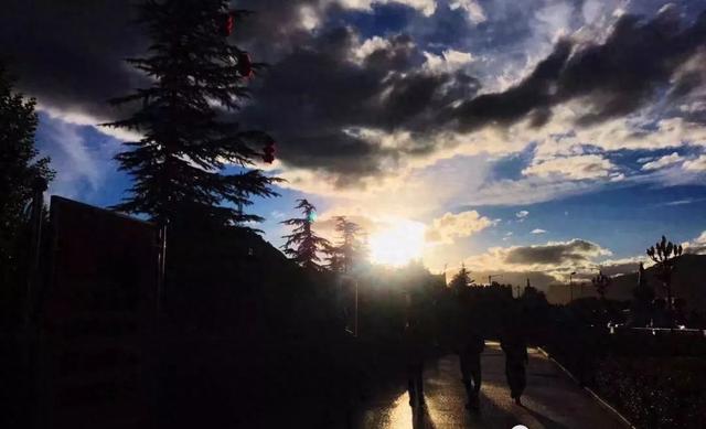 拉萨的冬天是16度的日光倾城，温暖到不想走。