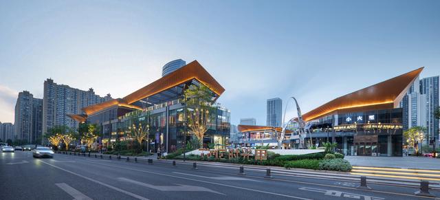 12月30日晚，到成都保利时光里感受迎春消费盛宴