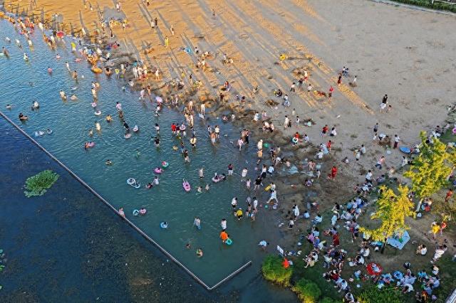 安徽芜湖市民游客在海边消暑 乐享清凉夏日