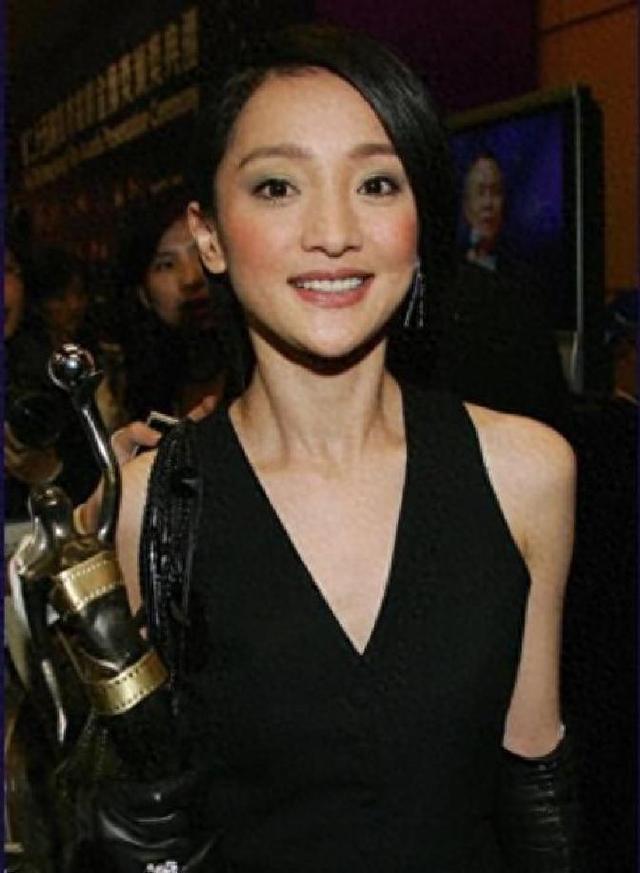 50岁周迅变样：满头白发脸松垮，瘪嘴像老奶奶，无儿无女成遗憾