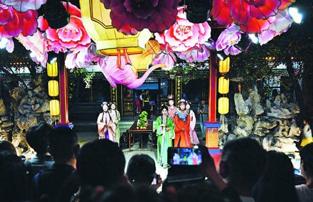 沉浸式“红楼”之旅上演 荣国府创新夜游文化活动受欢迎