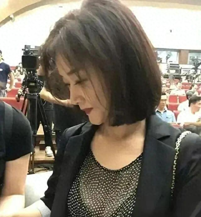 60岁宋祖英穿着大胆，一手草书写出了激情！