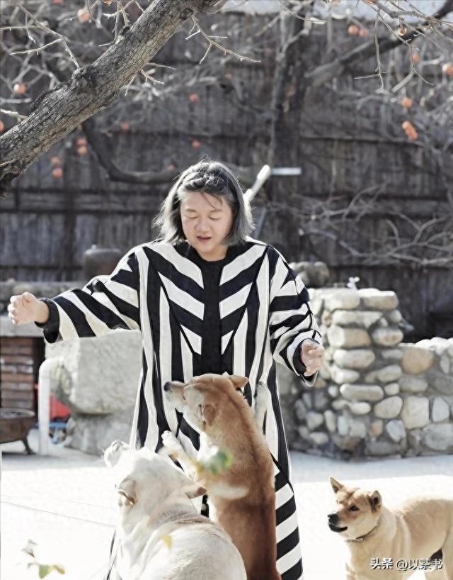 离婚34年后，64岁的洪晃住京郊百平豪宅，如今陈凯歌看了都懊悔