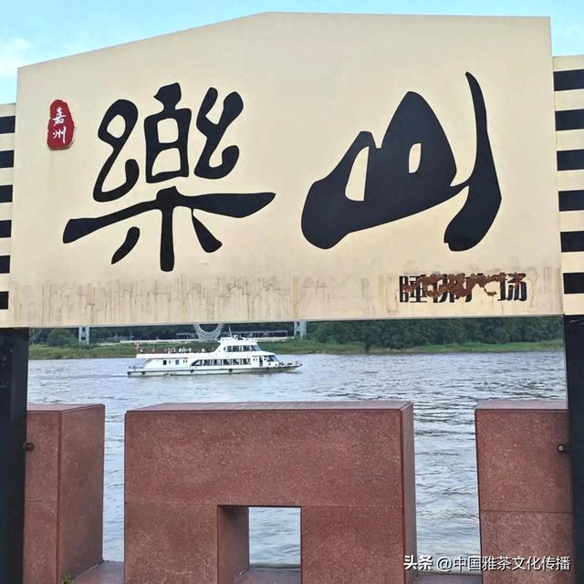 嘉州之秋：大佛与三江的秋日交响