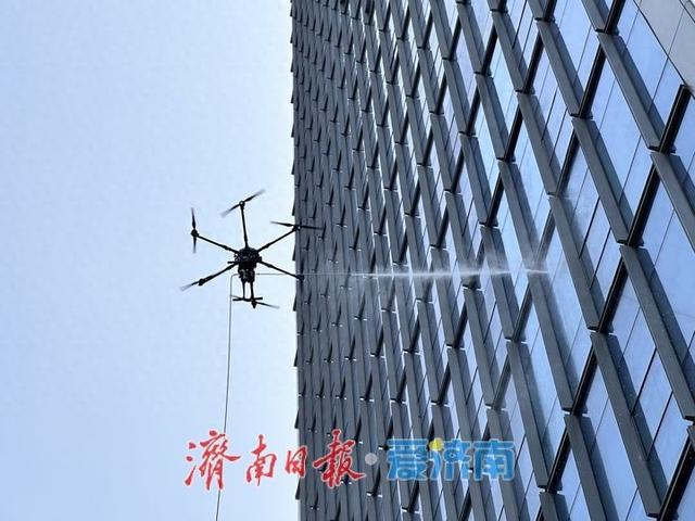 6级以下风力可稳定作业 济南完成无人机玻璃幕墙清洗试验