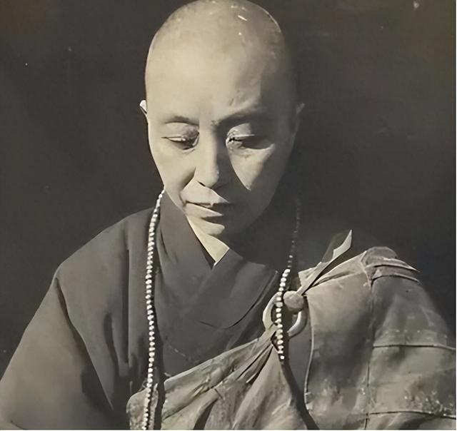 1950年，解放军剿匪到尼姑庵，一战士：这个小尼姑的胸脯有点大！