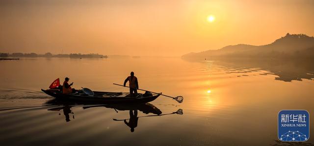 美丽中国｜日出日落画江城 杳杳长空敛云烟