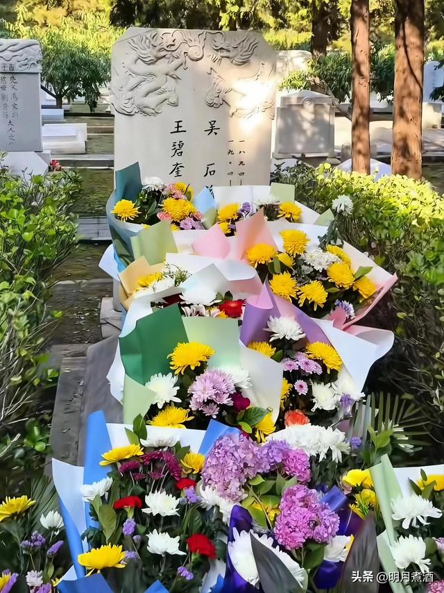 他的墓前，有了一座花墙