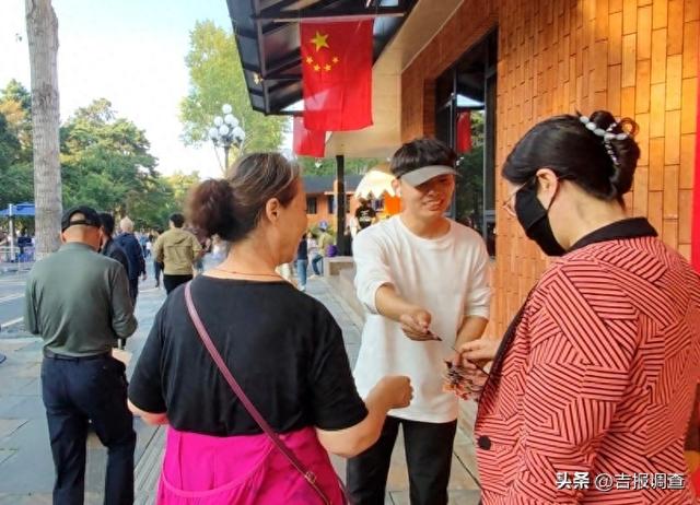 递出山水名片，点燃秋游热潮！蛟河文旅走进长春新民大街，特色推介引热“向蛟而行”