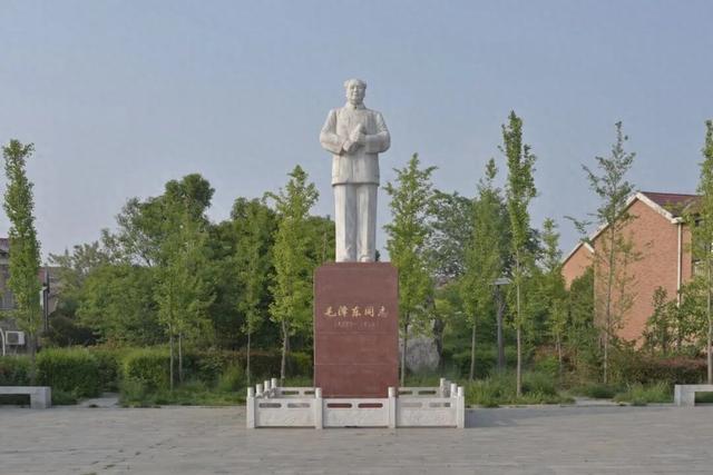 新密市任岗村，村民集资建了一个广场，上面矗立着白色的伟人塑像