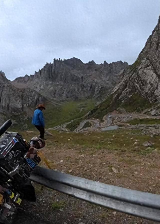 东北大姨进藏旅游，私骑路边价值20万摩托，翻车后 逃逸拉黑车主